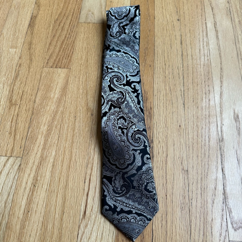 Kenneth Roberts Platinum silk tie